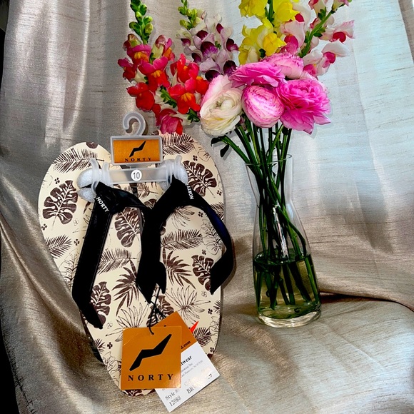 Norty Other - Nitty flip flops nwt